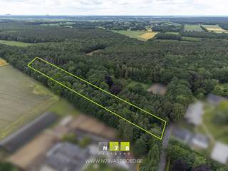 <strong>PERCEEL VAN 62A92CA IN RECREATIEGEBIED TE DILSEN.</strong><br /><br /><strong>TROEVEN</strong><br />- Uitstekende ligging langs het Kolenspoor, de voormalige spoorlijn die werd omgevormd tot een populaire fietssnelweg.<br />- Rustige en groene omgeving met een recreatief karakter.<br /><br /><strong>KENMERKEN</strong><br />- Perceeloppervlakte: 62 are 92 centiare.<br />- Het perceel bevindt zich in recreatie-, bos- en in landschappelijk waardevol agrarisch gebied.<br />- Groene ligging in een omgeving met toeristische en recreatieve aantrekkingskracht.<br /><br /><strong>MOGELIJKHEDEN</strong><br />Dit perceel biedt interessante perspectieven voor recreatieve ontwikkelingen, steeds onder voorbehoud van de geldende stedenbouwkundige regelgeving en de vereiste vergunningen. Dankzij de ligging langs het Kolenspoor en het fietsroutenetwerk geniet deze projectgrond van een uitstekende toeristische zichtbaarheid.<br /><br /><strong>EXTRA INFO</strong><br />- In het verleden werd voor dit perceel een vergunning afgeleverd voor de bouw van een fietshotel. Deze vergunning is inmiddels vervallen. De destijds goedgekeurde plannen zijn ter inzage en beschikbaar via ons kantoor.<br />- De huidige vraagprijs betreft de prijs voor een aankoop van het perceel in zijn huidige toestand. Indien een eventuele verkoop afhankelijk wordt gemaakt van het bekomen van bepaalde voorwaarden of vergunningen (zoals bijvoorbeeld een nieuwe omgevingsvergunning), zal de vraagprijs in onderling overleg herbekeken dienen te worden.<br /><span>- De aanduiding van het perceel op de foto is bij benadering en onder alle voorbehoud.</span><br /><br />Bekijkt u deze advertentie via een aanverwante vastgoedsite, surf dan zeker naar onze website www.N78vastgoed.be voor een uitgebreide beschrijving en foto's. Meer info: +32 (0)89 86 18 88 of info@N78vastgoed.be.