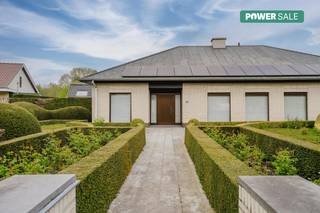 INDELING: <br /><br />GV.: <br />- inkomhal met gastentoilet<br />- ruime, lichtrijke leefruimte met open haard<br />- ingerichte keuken<br />- 3 slaapkamers<br />- badkamer met dubbele lavabo en inloopdouche<br />- praktische bergruimte <br />- dubbele, inpandige garage<br />- volledig aangelegde, volwassen tuin<br />- bijgebouw in de tuin met aparte toegang dat kan dienen tot bureauruimte/praktijk/... <br /><br />1°V.: te bereiken via vaste trap<br />Een volledig geïsoleerde verdieping die nog naar eigen wens kan ingericht worden. <br /><br />Bijzonderheden: <br />- gunstig EPC C<br />- aanwezigheid van 14 zonnepanelen<br />- 25.000L regenwater<br />- voldoende parkeergelegenheid (oprit en dubbele garage)<br />- volledig gelijkvloers, met mogelijkheid tot het inrichten van de eerste verdieping<br /><br /><br />Meer info of interesse in een bezoek? Neem contact op met Sarah - 0493 25 46 80 - sarah.hanson@dewaele.com<br /><br />Deze AI-visualisaties zijn bedoeld als inspiratie. Er werd geen rekening gehouden met technische specificaties, stedenbouwkundige voorschriften of de concrete mogelijkheden tot realisaties.<br /><br /><br /><br />Bestuursmaatregelen in het maatregelenregister: nee