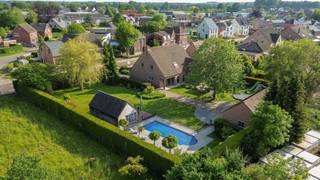 Prachtige ruime villa met naastliggende bouwgrond!<br /><br />Troeven:<br />- Villa op 10a29ca <br />- Bouwgrond 10a50ca met poolhouse en zwembad<br />- Volledig instapklaar <br />- Energielabel A!<br /><br />Deze prachtige ruime villa (goed voor 327m² woonoppervlakte), gelegen op 10a29ca met aangrenzend 10a50ca bouwgrond (met poolhouse en zwembad) wordt verkocht in zijn geheel.<br /><br />Eenmaal we de woning betreden, merken we direct hoeveel ruimte en comfort hier aanwezig is. Vanuit de inkomhal, is er toegang tot de bureau/slaapkamer gelijkvloers. Deze ruime kamer is voorzien van een volledig ingebouwde kastenwand. Verder kunnen we vanuit de inkomhal naar het verdiep alsook de leefruimte. In de leefruimte valt de speelsheid met ruimtes en de grote hoeveelheid lichtinval zeer hard op.<br /><br />De leefruimte (voorzien van 2 airco's in 2021) is één geheel, samen met de vernieuwde aanbouw en keuken. In de leefruimte, de hal en het kantoor ligt marmer, terwijl in de keuken er een prachtige tegelvloer aanwezig is en de aanbouw voorzien werd van parket. De keuken is high-end en compleet afgewerkt. Zo is er een gewone oven, een stoomoven, een combi-oven, een nieuwe vaatwasser, een inductievuur (5-pits) en een ruime koelkast. Verder is er een eiland en een hoge kastenwand voorzien van elektronische lades en genoeg stopcontacten. Het eiland heeft een Corian-werkblad. Achter de keuken vinden we nog een koele berging voor extra voorraad te stockeren. <br /><br />Verder vinden we gelijkvloers nog een apart toilet met wastafel, alsook een zeer ruime wasplaats voorzien van inloopdouche, wastafel en zeer veel ingebouwde kasten.<br /><br />Op verdiep vinden we vervolgens 4 grote slaapkamers en een zeer ruime badkamer terug. Op de overloop hangt opnieuw een airco van 2021, alsook in de master bedroom werd dit voorzien. De badkamer is voorzien van een bad, douche, toilet en een zeer ruim badmeubel. Deze ruimte werd volledig betegeld.<br /><br />Via een vlizotrap heeft men toegang tot de zolder, die absoluut nog de mogelijkheid biedt om extra woonruimte te creëren. <br /><br />Deze ruime woning wordt verwarmd aan de hand van luchtluchtwarmtepompen en een condenserende gasketel van 2014. De EPC-score bedraagt 84, wat een fantastisch resultaat is want gelijk staat aan een A-label. Ook is er in totaal voor 15.220 WP aan zonnepanelen voorzien. Tevens zorgt de elektrische home manager dat het huis klaar is voor optimalisatie van het stroomverbruik. Hij maximaliseert het eigenverbruik door toestellen, opslagsystemen, warmtepompen en laadstations voor elektrische voertuigen aan te sturen op basis van verbruiksprofielen en weersvoorspellingen.<br /><br />Buiten vinden we een ruime inrit die tot achter gaat naar de zeer ruime garage. De garage is voorzien van een sectionale poort en er werd een laapaal aan toegevoegd. Hier is nog een bergzolder, zodanig dat er voldoende stockageruimte is. 2. Naast de garage vinden we een overkapping terug, waardoor 2 auto's perfect droog kunnen staan en er is ook een laadpaal voor elektrische wagens.<br />Vervolgens vinden we dan nog een extra bergruimte terug, waar de installatie van het zwembad zich ook in bevindt.<br /><br />Het ruime ingebouwde zwembad is voorzien van een nieuw polycarbonaat roldeck, waardoor het veel sneller opwarmt en langer warm blijft. Uiteraard is er ook een zwembadinstallatie om het zwembad te onderhouden en te verwarmen. Naast het zwembad staat een prachtig poolhouse. Dit poolhouse is voorzien van een gaskachel, heeft veel charme door de aanwezige eiken balken en een natuurstenen vloer. Het is voorzien van een bar met koelkast, wat het heerlijk vertoeven maakt hier.<br />Ook is er nog een pergola aanwezig met diverse stopcontacten en krachtstroom.<br /><br />Dit geheel, ligt op een perceel van 20a79ca, maar bestaat eigenlijk uit twee bouwkavels. Hierdoor is er een mogelijkheid om (op latere termijn) nog een woning te plaatsen voor het zwembad en poolhouse.<br /><br />Heb jij interesse of vragen over dit prachtige geheel?<br />Contacteer ons op 011 55 64 00 of info@vastgoedfransen.be.