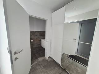 **EXCLUSIEF & INSTAPKLAAR | ±385 M² | 5 SLAAPKAMERS | E-PEIL 9 | GEOTHERMIE**
**Vraagprijs: €649.000**
In het centrum van Maasmechelen bevindt zich deze uitzonderlijk ruime, luxueus afgewerkte en uiterst energiezuinige woning. De bouw startte in 2019 en de woning werd in 2022 volledig afgewerkt en in gebruik genomen. Ook het EPC dateert van 2022.
Met **±385 m² totale bruikbare oppervlakte incl. kelder**, 5 slaapkamers en een hoogwaardige afwerking biedt deze woning een combinatie van ruimte, comfort en energiezuinigheid die moeilijk te vinden is.
**UITZONDERLIJKE TROEVEN**
• E-peil 9
• Geothermische water-water warmtepomp met diepe boringen
• 25 zonnepanelen
• Vloerverwarming op 3 niveaus met afzonderlijke thermostaten
• Ventilatiesysteem D
• Driedubbele beglazing
• Elektrische rolluiken
• Volledig onderkelderd
• 5 ruime slaapkamers
• Vrijstaande afgewerkte garage van ±29 m²
• Volledig instapklaar en tot in de puntjes afgewerkt
Het gelijkvloers beschikt over een ruime, lichtrijke leefruimte en een luxueuze open keuken met **5,5 m wandkeuken en een indrukwekkend kookeiland van 3,15 m**. Verder zijn er een gastentoilet en wasplaats met douche en praktische waskoker.
Op de eerste verdieping bevinden zich **3 ruime slaapkamers**, waaronder een master bedroom met dressing, en een luxueuze badkamer met ligbad, inloopdouche, bidet en toilet.
De volledig afgewerkte zolderverdieping beschikt over **2 extra grote slaapkamers van ca. 4 x 8 m**, vloerverwarming en een eigen thermostaat.
Verder voorzien van een regenwaterput van 5.000 liter, grondwaterput met pomp en een volledig omheind, onderhoudsvriendelijk perceel van **3a85ca**.
**Een zeldzame combinatie van enorme ruimte, 5 slaapkamers, geothermie, E-peil 9, 25 zonnepanelen en luxe afwerking. Geen werken nodig: verhuizen en genieten.**
**Vraagprijs: €649.000**