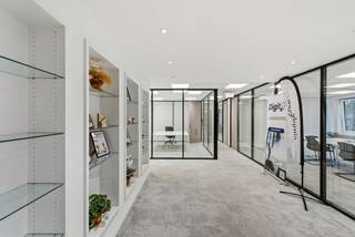 Gelegen aan de Terhulpsesteenweg 181 in Watermaal-Bosvoorde, biedt deze kantoorverdieping van 976 m² een uitstekende ligging in een van de...