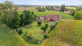 In Optie

Graag bieden wij u deze te renoveren woning aan met bijzonder veel mogelijkheden, gelegen in het pittoreske Bever, een kleine faciliteitengemeente grenzend aan Bassilly.
De woning geniet van een rustige ligging met een vlotte bereikbaarheid en beschikt over een mooie, ruime natuurlijke tuin met weids zicht op de velden 
Indeling: inkomhal met toegang naar de kelder, leefruimte en keuken met toegang tot terras en tuin. Op de verdieping bevinden zich 2 ruime slaapkamers en een badkamer. De zolder werd ingericht als derde, grote slaapkamer met aanpalende douchekamer.
Extra troef: aan de woning grenst een groot atelier van ca. 78 m² met afzonderlijke toegang, ideaal om te combineren met een zelfstandige activiteit of praktijkruimte.
Er zijn reeds plannen aanwezig voor een verbouwing tot een ruimere woning (mogelijk 5 slaapkamers: 4 op 1ste verdieping +zolderverdieping) met behoud van het atelier. Bovendien beschikt de woning over zonnepanelen.
Deze eigendom is een buitenkans voor wie op zoek is naar een rustig gelegen, karaktervolle woning met uitbreidingsmogelijkheden en een prachtig uitzicht. Voor meer info of bezoek contacteer Sophie 0496/71.50.59