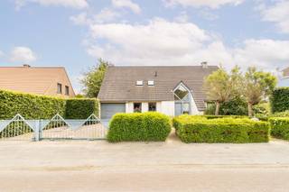<p>Deze woning is gunstig gelegen met zijn uitstekende verbindingen naar Antwerpen en andere nabijgelegen steden. Winkels, scholen en openbaar vervoer bevinden zich op korte afstand, waardoor deze woning perfect is voor gezinnen en pendelaars.</p><p>Indeling van de woning, op het gelijkvloers:</p><p>De inkom van de woning voorziet aan uw linkerzijde een apart toiletruimte, via de mooie glazen deuren bereikt u de leefruimte, een lichtrijk verhaal met vele raampartijen, natuurstenen elementen en zicht op terras en tuin. Aansluitend is er de omvangrijke keukenruimte die toegang biedt tot een bergruimte. Verder bereikt men via een trappenhal naar beneden een aanzienlijk ruime en goed verzorgde kelder, deze kelder geeft ook toegang tot de kruipkelder. Op het gelijkvloers treft u nog 2 kamers dat als slaapkamer of bureau-/kantoorruimte ingericht kunnen worden. De inpandige garage kan men gemakkelijk via de hal bereiken. Buiten is de woning voorzien van een tuin met een gedeelte terras.</p><p>Op de eerste verdieping:</p><p>Via de trappenhal naar boven bereikt men 3 slaapkamers waarvan 1 met toegang tot een dressing en de badkamer. De douchekamer is voorzien van toilet, wastafel en ligbad met douchekraan. De derde zeer ruime kamer van 38m² ruim is voorzien van een tweede badkamer en geeft ook mogelijkheid tot het creëren van een zesde slaapkamer. De gigantische zolderruimte van 164m² groot is via een vlizotrap te bereiken, deze zolder biedt enorm veel potentieel om nog extra ruimtes te creëren.</p><p>•<span>                 </span>Inpandige garage &amp;amp; oprit (plaats voor 3 wagens)</p><p>•<span>                 </span>Mogelijkheid tot inrichten van kantoorruimtes</p><p>•<span>                 </span>Mogelijkheid tot creëer van extra bewoonbare oppervlakte door de zolder af te werken -&amp;gt; +/- 300 m²</p>