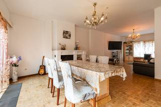 In het centrum van Eeklo vinden we deze ruim opgetrokken stadswoning terug op een perceel van 165m² met een bewoonbare oppervlakte van maar liefst 214m². Deze gezinswoning heeft alle troeven in huis voor mensen die graag op wandelafstand van alle voorzieningen wonen. De woning werd stevig gebouwd in 1979 maar heeft nood aan een modernisatie om terug te voldoen aan de hedendaagse normen inzake wooncomfort en energiezuinigheid. <br /><br />Op heden is de woning verhuurd met een klassieke huurovereenkomst die kan opgezegd worden met een opzeg van 6 maanden indien het voor eigen bewoning is. <br /><br />Indeling als volgt:<br />- inkomhal<br />- ruime woonkamer bestaande uit zithoek vooraan en eetplaats achteraan<br />- ingerichte leefkeuken<br />- wasplaats<br />- apart toilet<br />- inpandige garage<br />- ruime droge kelder<br />- 2 volwaardige slaapkamers op de 1e verdieping<br />- terras op de 1e verdieping<br />- slaapkamer op de 2de verdieping<br />- terras op de 2de verdieping<br />- aangename stadskoer met buitenberging<br /><br />De woning is voorzien van centrale verwarming op aardgas.<br /><br />Géén renovatieverplichting.<br /><br />Kom de mogelijkheden van deze eigendom zelf ontdekken en vraag uw bezoek aan!<br />09/377 31 77 - vastgoed@aclea.be