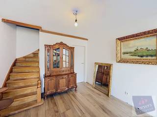 <p>In de Stokstraat, vlak bij het dorpscentrum van Wellen, bevindt zich deze open bebouwing met een oppervlakte van 195 m² volgens het EPC. Winkels, scholen en andere dagelijkse voorzieningen liggen in de buurt.<br /><br />De inkomhal leidt naar de ruime keuken en de lichtrijke leefruimte. Vanuit de keuken geniet je van zicht op de tuin en heb je er ook rechtstreeks toegang toe. De zuidwestelijk georiënteerde tuin beschikt over een overdekt terras en een tuinhuis en biedt volop ruimte om buiten te genieten.<br /><br />Op het gelijkvloers bevinden zich verder een gastentoilet, een bureau, een slaapkamer en een badkamer met ligbad en douche. De slaapkamer heeft ook een achterdeur naar de tuin en kan daardoor een andere invulling krijgen, bijvoorbeeld als hobbyruimte of extra leefruimte. De inpandige garage en kelder bieden bijkomende praktische ruimte.<br /><br />Op de verdieping geeft de nachthal toegang tot twee slaapkamers en een afzonderlijk toilet.<br /><br />Met haar flexibele indeling, ruime perceel van 12a 45ca en zuidwestelijke tuin biedt deze woning heel wat mogelijkheden. Wil je ze zelf ontdekken? Neem contact op met Meyers Vastgoed en plan een bezoek aan Stokstraat 16.</p>