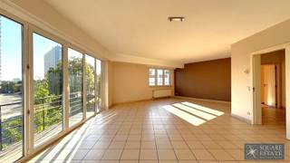 <p><span>Located in Molenbeek-Saint-Jean, Square Estate offers this beautiful 97 m² flat on the 3rd floor of a small building with a lift.</span></p><p><span>It comprises an entrance hall, a spacious and bright living room with access to the terrace, a fitted kitchen, a laundry room, a hallway leading to a bedroom and a bathroom. </span></p><p><span>The flat also has a cellar and a garage, which can be purchased for 25,000.</span></p><p><span>It is ideally located, with easy access to amenities, schools and public transport.</span></p><p><span>For more information or to arrange a viewing, please contact Square Estate at info@square-estate.be or on 02/460.42.01. </span></p><p><span> </span></p>