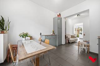 <p>Deze woning bevindt zich op wandel- en fietsafstand van het bruisende stadscentrum, met winkels, scholen, horeca en openbaar vervoer binnen handbereik.</p>
<p>Daarnaast geniet u van een uitstekende bereikbaarheid dankzij de onmiddellijke aansluiting op de Leuvense ring. Ook UZ Leuven - Campus Gasthuisberg ligt vlakbij, wat deze locatie extra interessant maakt.</p>
<p>De buurt is volop in ontwikkeling. Verschillende nieuwbouwprojecten en stadsvernieuwingsinitiatieven zorgen voor een moderne en aantrekkelijke woonomgeving. Gegarandeerd een waardevaste buurt met sterk potentieel op lange termijn.</p>
<p></p>
<p><strong>Indeling van de woning:</strong></p>
<p>Bij het betreden van de woning komt u terecht in een gezellige leefruimte met aangename lichtinval. Achteraan bevindt zich de keuken, die uitkijkt op een charmante stadstuin. Deze zonrijke buitenruimte is bijzonder onderhoudsvriendelijk en vormt een rustig en groen plekje waar u in alle privacy kunt genieten van het buitenleven.</p>
<p>Op de eerste verdieping bevinden zich een ruime slaapkamer en een verzorgde badkamer, praktisch en comfortabel ingericht. De tweede verdieping biedt plaats aan twee volwaardige slaapkamers, elk met een aangename lichtinval en tal van mogelijkheden om ze naar eigen wens in te richten.</p>
<p>Via een vaste trap bereikt u de zolderkamer, een volwaardige extra ruimte die volledig naar eigen wens kan worden ingericht als bureau, hobbykamer, dressing of vierde slaapkamer.</p>
<p></p>
<p><strong>Technische kenmerken en troeven:</strong></p>
<p>In 2024 onderging de woning verschillende renovaties en opfrissingswerken, waardoor ze instapklaar is en tegelijk nog ruimte biedt voor verdere optimalisatie.</p>
<p><strong>Troeven op een rij:</strong></p>
<ul>
<li>Volledig instapklare woning, prima onderhouden door huidige eigenaars</li>
<li>Interessante ligging qua mobiliteit en groeipotentieel</li>
<li>Esthetische gevelrenovatie uitgevoerd</li>
<li>EPC-score C (mits kleine aanpassing te verbeteren naar label B)</li>
<li>Verwarming op aardgas</li>
<li>Airconditioning aanwezig</li>
<li>Ingebouwde maatkasten van Camber</li>
<li>Veel natuurlijke lichtinval</li>
<li>Recent en fris geschilderd</li>
<li>Zonrijke en onderhoudsvriendelijke stadstuin, met veel zon en privacy</li>
<li>Vier volwaardige kamers inclusief polyvalente zolderruimte</li>
</ul>
<p><strong> </strong></p>
<p><strong>Kortom:</strong></p>
<p>Riddersstraat 6 combineert een uitstekende ligging, een functionele indeling en tal van recente verbeteringen tot een bijzonder aantrekkelijke stadswoning. Een ideale opportuniteit voor wie op zoek is naar een woning met karakter, comfort en toekomstpotentieel in een sterk evoluerende Leuvense buurt.</p>