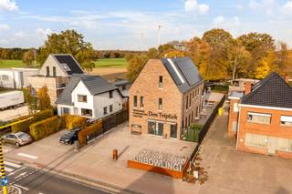 <h1>Handelspand op toplocatie in Retie</h1>
<p><strong>Ruim en veelzijdig handelspand met terras, parkeermogelijkheden en uitstekende bereikbaarheid</strong></p>
<p>Op zoek naar een <strong>commercieel pand op een strategische en uitstekend bereikbare locatie</strong>? Dit ruime handelspand in Retie bevindt zich langs een belangrijke invalsweg en vlak naast de <strong>op- en afrit van de E34 Antwerpen–Eindhoven</strong>.</p>
<p>Dankzij deze topligging geniet het pand van een <strong>uitstekende bereikbaarheid en goede visibiliteit</strong>, zowel voor lokale klanten als voor bezoekers uit de ruime omgeving.</p>
<p>Het pand bevindt zich volledig op het <strong>gelijkvloers</strong> en beschikt over een ruime handelsruimte, een <strong>ruim terras</strong> en <strong>parkeermogelijkheden achteraan het gebouw</strong>.</p>
<p>Momenteel is het pand ingericht als <strong>horecazaak</strong> en beschikt het over een <strong>professionele keuken</strong>. De bestaande infrastructuur maakt het mogelijk om snel van start te gaan met een horecaconcept, maar het pand biedt dankzij zijn oppervlakte en ligging <strong>veel meer mogelijkheden</strong>.</p>
<h3>Tal van mogelijke invullingen</h3>
<p>Naast horeca kan het pand onder andere uitstekend geschikt zijn voor:</p>
<ul>
<li>
<p><strong>Kantoren of commerciële dienstverlening</strong></p>
</li>
<li>
<p><strong>Medische of paramedische praktijkruimte</strong></p>
</li>
<li>
<p><strong>Esthetische of wellnesspraktijk</strong></p>
</li>
<li>
<p><strong>Fitness- of personal trainingstudio</strong></p>
</li>
<li>
<p><strong>Showroom of winkelruimte</strong></p>
</li>
<li>
<p><strong>Recreatieve of vrijetijdsactiviteiten</strong></p>
</li>
<li>
<p>Of een andere professionele invulling naar eigen concept</p>
</li>
</ul>
<h3>Strategische ligging</h3>
<p>De ligging vormt één van de absolute troeven van dit pand. Gelegen langs een belangrijke <strong>invalsweg in Retie</strong> en vlak naast de <strong>op- en afrit van de E34 Antwerpen–Eindhoven</strong>, is het pand bijzonder vlot bereikbaar vanuit Retie, de omliggende gemeenten en de ruimere regio.</p>
<p>De combinatie van <strong>zichtbaarheid, bereikbaarheid en parkeermogelijkheden</strong> maakt dit een interessante locatie voor zowel zelfstandigen als ondernemers.</p>
<h3>Troeven</h3>
<ul>
<li>
<p>📍 <strong>Toplocatie in Retie</strong></p>
</li>
<li>
<p>🚗 <strong>Vlak naast de op- en afrit van de E34 Antwerpen–Eindhoven</strong></p>
</li>
<li>
<p>🏢 <strong>Ruim handelspand op het gelijkvloers</strong></p>
</li>
<li>
<p>🌿 <strong>Ruim terras</strong></p>
</li>
<li>
<p>🅿️ <strong>Parkeermogelijkheden achteraan</strong></p>
</li>
<li>
<p>🍽️ Momenteel ingericht als <strong>horecazaak</strong></p>
</li>
<li>
<p>👨‍🍳 <strong>Professionele keuken aanwezig</strong></p>
</li>
<li>
<p>🔄 <strong>Veelzijdige mogelijkheden voor andere activiteiten</strong></p>
</li>
<li>
<p>💼 Geschikt voor onder andere <strong>kantoren, medische/esthetische praktijken en fitness</strong></p>
</li>
</ul>
<h3>Huurprijs</h3>
<p><strong>€ 1.500/maand</strong> – zonder meubilair<br /><strong>€ 2.000/maand</strong> – inclusief meubilair</p>
<p>Een <strong>veelzijdig handelspand op een strategische toplocatie</strong>, klaar voor een nieuwe ondernemer met een ambitieus concept.</p>
<p><strong>Interesse? Contacteer ons voor meer informatie of een bezichtiging ter plaatse.</strong></p>