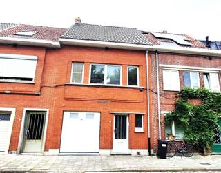 <p><span>READY-TO-MOVE-IN TOWNHOUSE WITH A GARDEN ON THE OUTSKIRTS OF GHENT</span></p><p><span> </span></p><p><span>A well-maintained home built in 1975 with a sunny garden surrounding the house.</span></p><p><span> </span></p><p><span>LAYOUT: </span></p><p><span>Entrance hall with coat closet and guest restroom, spacious living area (combined dining and living room) with access to the garden. The living room features a fireplace.</span></p><p><span>Fully equipped kitchen with an adjoining practical storage room. </span></p><p><span>Hallway leading to the 3 bedrooms (1 large / 2 standard) and the bathroom.</span></p><p><span>The bathroom features a bathtub, double sink, walk-in shower, and toilet.</span></p><p><span>The kitchen is equipped with a range hood, electric oven, microwave, dishwasher, sink, and ample cabinet space.</span></p><p><span>From the kitchen, you also have access to the large indoor garage with an automatic door and additional parking spaces on the driveway.</span></p><p><span>  , a staircase leads from the garage to the attic.</span></p><p><span>The attic currently consists of one room (office)  and an attic area.</span></p><p><span>These spaces can easily be converted into two bedrooms with a potential shower room. Water supply and drainage connections are already in place.</span></p><p><span> </span></p><p><span>There is also a garden surrounding the house with two additional spacious garden sheds.</span></p><p><span> </span></p><p><span>Double-glazed windows with PVC frames throughout.</span></p><p><span>Gas service is available on the street.</span></p><p><span> </span></p><p><span>Just a stone’s throw from the center of Evergem, with shops, public transportation, and schools nearby.</span></p><p><span>You also have easy access to Ghent via the R-4 Ring Road.</span></p><p><span> </span></p><p><span>Lot area:  683 m² </span></p><p><span>Living area: +/- 210  m² </span></p><p><span>EPC: 716 kWh/m²   UC  2380708. </span></p><p><span>Wg/Vg/Gom/Gvkr/Vvg</span></p><p><span> </span></p><p><span>Asking price:    395,000 € </span></p><p><span>Property location:  Patrijzenstraat 7, 9940 Evergem.</span></p><p><span> </span></p><p><span>Availability: upon execution of the deed.</span></p><p><span> </span></p><p><span>Viewings: by appointment only via Immo-Eden at  09 222.00.63.</span></p><p><span> If you’re interested in this property, please don’t hesitate to contact our offices by phone.</span></p><p><span> </span></p><p><span> </span></p><p><span> </span></p>