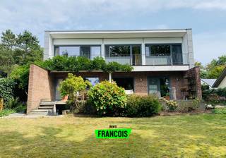 Bieden vanaf €699.000.In Alsemberg, op de rand van Sint-Genesius-Rode, bevindt zich deze instapklare villa voor wie houdt van licht, ruimte en...