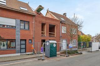 Ideaal gelegen energiezuinige eengezinswoning met drie slaapkamers, bureau en compacte onderhoudsvriendelijke tuin, dichtbij het centrum van...