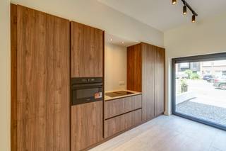 <p>Deze woning is recent (2026) volledig en tot in de puntjes gerenoveerd, waarbij comfort en een hoogwaardige afwerking centraal stonden. Dankzij de zonnepanelen en de uitstekende isolatie is het huis volledig klaar voor de toekomst en voldoet het aan de modernste energiedoelstellingen.</p><p>U komt binnen via een praktische inkomhal met gastentoilet, die uitgeeft op de moderne leefkeuken. Deze is uitgerust met voldoende kastruimte en alle kwalitatieve toestellen om van koken een echt plezier te maken. Dankzij de grote raampartijen geniet de gehele woning van een overvloed aan natuurlijk licht. De zone onder de trap biedt bovendien de perfecte mogelijkheid voor het inrichten van een thuiskantoor of een handige maatkast. Aan de achterzijde bevindt zich een gezellige, lichte ruimte die ideaal is als eetkamer en zithoek.</p><p>Op de eerste verdieping bevindt zich de royale masterbedroom, waar extra plaats is voorzien voor ingebouwde kasten. Verderop treft u een volwaardige tweede slaapkamer aan, met daarnaast een apart toilet en de badkamer. Deze is voorzien van een ruime inloopdouche, een dubbele wastafel en de nodige aansluitingen voor uw wastoestellen.</p><p>De tweede verdieping biedt vervolgens een grote, polyvalente ruimte die naar eigen wens kan worden ingericht als derde slaapkamer, speelkamer of hobbyruimte; dankzij de royale oppervlakte kunt u hier alle kanten op. Genieten van de buitenlucht doet u in de onderhoudsvriendelijke tuin met aangelegd terras, waar u in alle rust en privacy tot rust komt zonder zorgen over het onderhoud.</p><p>Kortom: een hoogwaardig afgewerkte, instapklare woning die onmiddellijk beschikbaar is! Maak snel uw afspraak voor een bezoek.</p>