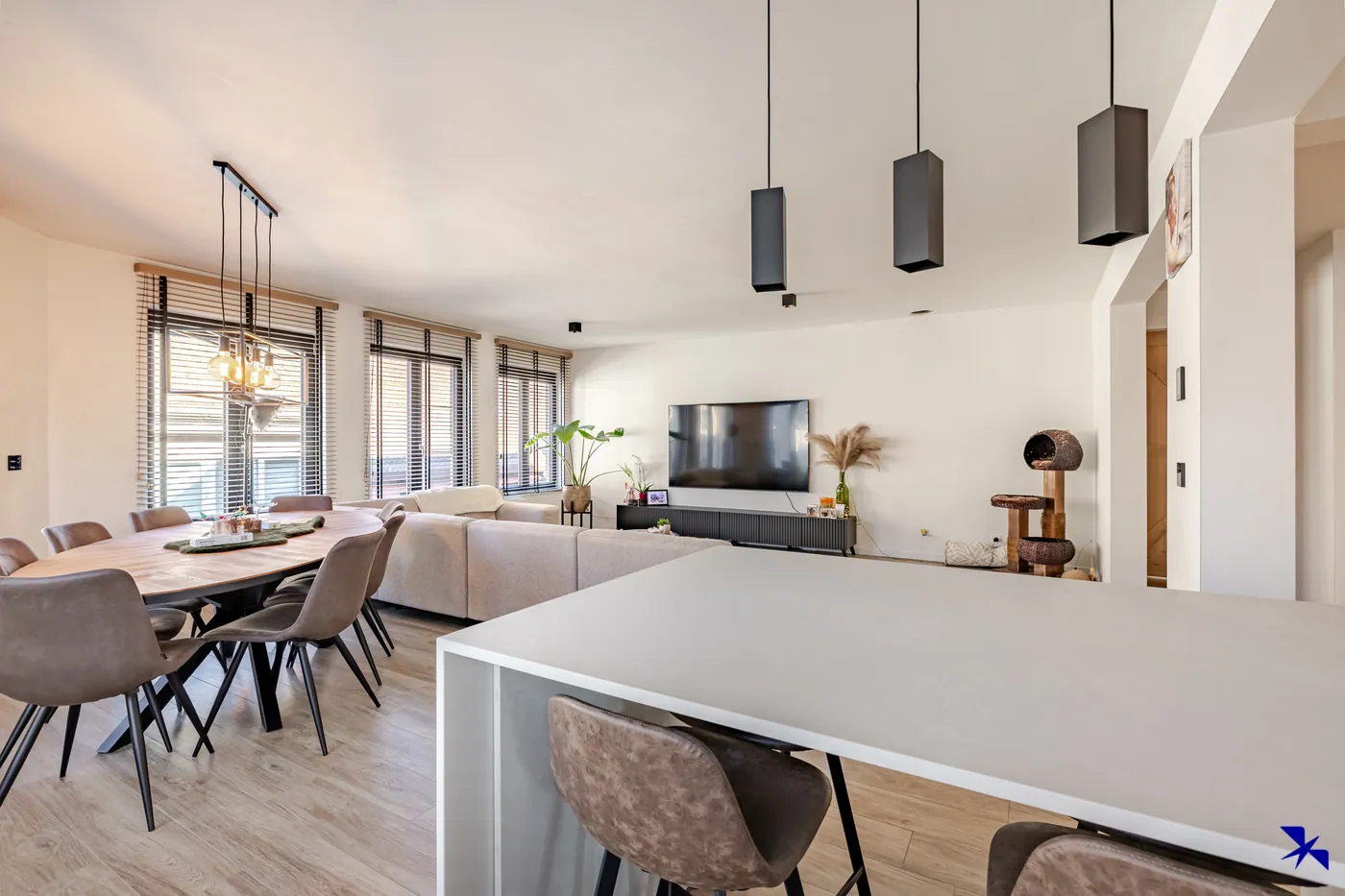 Ruime en stijlvol gerenoveerde duplex - foto 2