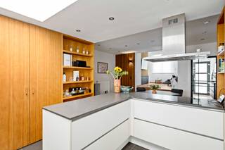Welkom in deze charmante en instapklare woning, ideaal gelegen nabij de belangrijkste in- en uitvalswegen. Hierdoor geniet je van een...