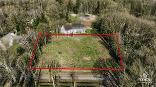 <p><span>Superbe terrain à bâtir d'une superficie de 33 ares 91 centiares situé au coeur du très prisé bois du Strihoux pour sa fantastique localisation dans un environnement de qualité à proximité des axes vers Bruxelles. Le terrain offre la possibilité de construire une grande villa au calme avec une splendide vue sur les bois et la nature. Il est aussi plat, arboré et libre de constructeur. Il développe une largeur de 52m et une profondeur de 68 m. Faire offre à partir de 390.000€. Infos et visites au 02/355.50.55.</span></p>