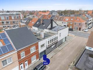 Temidden Bredene Sas bevindt zich deze commerciële hoekwoning die geschikt is voor tal van bestemmingen, zoals horeca, kapsalon, burelen,...