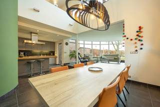 <strong>INDELING</strong><br /><br /><strong>GELIJKVLOERS</strong><br />Inkomhal met vestiarekast. Toiletruimte met handenwasser.<br />Lichtrijke woonkamer met inbouwgashaard, open keuken en trap naar de 1ste verdieping.<br />Keuken voorzien van de volgende toestellen: aardgaskookplaat, afzuigkap, oven, microgolfoven, koelkast en vaatwasmachine.<br />Berging/wasplaats met spoelbak, ingemaakte kasten, omvormer PV-installatie, batterij van 5,1 kW en aansluiting voor wasmachine/droogkast.<br /><br /><strong>1STE VERDIEPING</strong><br />Overloop met trap naar de dakverdieping.<br />Bureauruimte met ingemaakte kasten.<br />Toiletruimte. Badkamer voorzien van ligbad, douche en dubbel badkamermeubel.<br />Slaapkamer met ingemaakte kasten.<br /><br /><strong>DAKVERDIEPING</strong><br />Overloop met zolderluik en ingemaakte kast voorzien van aardgasbrander voor CV en warmwaterbereiding.<br />2 slaapkamers, beiden voorzien van ingemaakte kasten en velux-ramen met automatische rolluiken.<br /><br /><strong>ZOLDERVERDIEPING</strong><br />Bergzolder.<br /><br /><strong>KELDERVERDIEPING</strong><br />Bergruimte met regenwaterpomp en toegang naar de kruipruimte.<br /><br /><strong>BUITEN</strong><br />Voortuin met autostaanplaats.<br />Carport.<br />Achteraan terras met tuin met zwemvijver en tuinbergingen.<br /><br /><strong>BIJZONDERHEDEN</strong><br />Aluminium ramen. Dubbele beglazing. Kruipruimte. Zonnepanelen. Thuisbatterij. Regenwaterpomp.<br /><br /><strong>POSITIEVE ASPECTEN<br /></strong>Recente woning in een doodlopende straat<br />Op fietsafstand van het centrum van Merksplas en de Kolonie van Merksplas<br />Ruime, lichtrijke woning voorzien van vele ingemaakte kasten en verlichting<br />Ruim perceel in een kindvriendelijke verkaveling met zuidoost oriëntatie