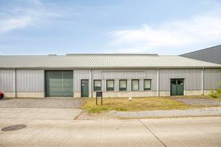 This well-located business building in Hechtel-Eksel (Zandstraat 1.1, 3940) combines a spacious warehouse with associated office space and thus offers a complete solution for various sectors such as logistics, wholesale, production or storage.<br /><br />SURFACES &amp; DIMENSIONS<br /><br />- Plot area: 796 m²<br />- Commercial area: 589 m²<br />- Plot depth: 25.5 m<br />- Plot width/façade width: 29.74 m<br /><br />LOCATION &amp; ACCESSIBILITY<br /><br />Hechtel-Eksel is centrally located in North Limburg with excellent access via the N74 (North-South connection) and the N73 (east-west connection Maaseik—Leopoldsburg). Easy connections to the E313 towards Antwerp and the A2 towards Brussels-Hasselt. Also easily accessible from the Netherlands via Eindhoven—Lommel. The N74 entrance and exit complex near Hechtel makes this building particularly attractive for freight traffic and distribution.<br /><br />IDEAL FOR<br /><br />Logistics companies, wholesalers, contractors, production companies or storage and distribution players looking for a strategically located base in Limburg.<br /><br />Register of measures: no