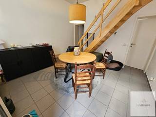 Deze charmante, gerenoveerde beluikwoning in de Bandelierstraat combineert karaktervol wonen met een centrale ligging in Gent. De woning maakt deel uit van een gezellig woonerf met 18 gelijkaardige woningen, gegroepeerd rond een gemeenschappelijke binnenplaats.<br /><br />Net die binnenplaats geeft het geheel zijn bijzondere sfeer: rustig en gezellig, met een fijn buurtgevoel waar bewoners elkaar nog kennen.<br /><br />De woning is instapklaar en praktisch ingedeeld over drie niveaus.<br /><br />Op het gelijkvloers bevinden zich de leefruimte, de ingerichte keuken en de badkamer met douche en toilet. De eerste verdieping biedt plaats aan een ruime slaapkamer, terwijl zich op de tweede verdieping een tweede slaapkamer bevindt.<br /><br />Daarnaast kunnen bewoners gebruikmaken van een gemeenschappelijke, afgesloten fietsenberging.<br /><br />De ligging nabij Gent-Dampoort en Dok Noord zorgt voor een vlotte bereikbaarheid, met het centrum van Gent, winkels, horeca en openbaar vervoer binnen handbereik.<br /><br />Indeling:<br />Gelijkvloers: leefruimte, ingerichte keuken en badkamer met douche en toilet<br />Eerste verdieping: slaapkamer 1<br />Tweede verdieping: slaapkamer 2<br />Gemeenschappelijke afgesloten fietsenberging<br /><br />Praktisch:<br />Beschikbaar vanaf 1 oktober<br />Huurprijs: € 925/maand<br />Provisie: € 50/maand<br />EPC: 252 kWh/m²<br /><br />Zin in een bezoekje?<br />Aarzel dan niet ons te contacteren!