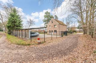 Eengezinswoning met 3 verdiepingen en ruime parkeermogelijkheden in GeelOp een prachtige locatie in Geel bevindt zich deze veelzijdige...