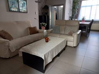 Een gerenoveerde gesloten bebouwing, met drie slaapkamers, ruime badkamer, droge kelder, verzorgde tuin en heeft een eigen oprit.
De woning bevindt zich in een rustige straat op een boogscheut van het dorpscentrum en supermarkt.
Het heeft een zeer gunstig EPC B van 165 W/m²K.
Op het platte hoofd dak liggen 9 zonnepanelen van 405 Wp zorgen dat er 3645 Kwh/m² opgewekt kan worden.
Hierbij is er een batterij geplaatst van 5 KW voor het nodige eigen verbruik.
GEEN MAKELAARS!!!
Indeling;
Men betreedt de woning via de hal naar de living, bestaande uit een eetkamer en salon. Aansluitend hierop komt men in de ruime uitgeruste keuken.
De badkamer heeft een toilet, bad en wandmeubel met lavabo en spiegelkast.
In de gang naar de woonveranda vind men de wasruimte waar zich ook de batterij van 5 KW bevindt.
Verder komt men in de aansluitende woonveranda. Hier heeft men een mooi zicht op het ruime terras en de Z-O gerichte aangelegde tuin. Achteraan is er nog een terras van 12 m² waar het heerlijk toeven is. Achteraan de tuin een ruim tuinhuis van 13m².
Op het tussenverdiep vinden we de eerste kinderkamer die nu dienst doet als trainingsruimte met ingebouwde kasten.
Op de eerste verdieping vinden we de ruime master slaapkamer van 19 m² en een ruime kinderkamer van 12 m².
Sterke punten;
EPC B van 165 W/m²K
Zonnepanelen 9 X 405 W/m² K
Batterij van 5 Kw
PVC ramen met dubbelglas U waarde 1.0 W/m²K
Rolluiken
Lichtrijke woning
Mooie tuin met 2 terrassen
Eigen oprit