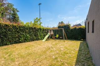 <p><strong>Goed onderhouden halfopen woning in Sterrebeek, vlak bij het park en met vlotte verbindingen.</strong><br /><br />Deze woning uit 1974 combineert een praktische indeling met een aangename residentiële ligging nabij scholen, openbaar vervoer en belangrijke invalswegen. De praktische aanbouw zorgt voor extra leefruimte en flexibiliteit in het dagelijks gebruik. Dankzij de oprit met plaats voor 2 auto's geniet u van extra comfort en parkeergemak. Daarnaast beschikt de woning over een EPC-label C, conforme elektriciteit en een asbestveilig attest. De tuin en het terras vormen een aangename buitenruimte om te ontspannen.<br /><br /><u><strong>Belangrijkste ruimtes:</strong></u><br />• Inkomhal van 8,6 m²<br />• Ruime woonkamer van 28,1 m² met veel lichtinval<br />• Extra leefruimte/woonkamer van 22,4 m²<br />• Keuken van 15,8 m²<br />• Extra keuken van 7,2 m²<br />• 3 slaapkamers van 14,9 m², 11,5 m² en 9,6 m²<br />• Badkamer van 6,8 m²<br />• Extra badkamer van 4,5 m²<br />• Douchekamer van 3,6 m²<br />• Berging van 10,6 m²<br />• Terras en tuin van 70 m²<br />• Zolder met extra opslagmogelijkheden<br />• Oprit met parkeerplaats voor 2 auto's<br /><br /><u><strong>Troeven:</strong></u><br />• Goed onderhouden woning met praktische aanbouw vlak aan het park<br />• Oprit met comfortabele parkeergelegenheid voor 2 auto's<br />• EPC C, conforme elektriciteit en asbestveilig attest<br /><br />Meer informatie of een bezoek met Nicolas Geeraerts? Contacteer ons via +3223351115<br />JOUW DROOMHUIS. ZO GEVONDEN!</p>