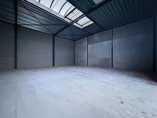 Unité PME d'environ 240 m² à louer à Oostvleteren, située le long de la Veurnestraat. La salle de coque a une hauteur libre de 7 mètres et est...