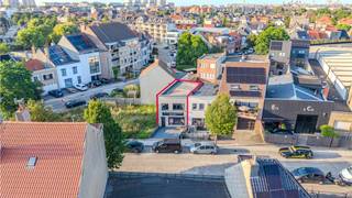 Ontdek deze mooi gerenoveerde halfopen bebouwing te koop langs de Pycke de ten Aerdelaan 35 te Mariakerke (Oostende). Hier geniet u van comfort en rust nabij alle voorzieningen, scholen en openbaar vervoer. De woning werd recent gerenoveerd (2025), is volledig instapklaar en beschikt over een nieuw geïsoleerd plat dak. <br /><br />Indeling:<br />* Gelijkvloers<br />- inkomhal <br />- ruime en lichtrijke leefruimte<br />- keuken voorzien van een vaatwasmachine, koelkast met vriesvakje, microgolf, keramische kookplaat en een spoeltafel<br />- badkamer voorzien van een ligbad met douchescherm, badkamermeubel met lavabo en toilet<br />- aparte berging met aansluiting voor een wasmachine <br />- stadskoer (14m²)<br />- buitenberging<br /><br />* 1ste verdieping<br />- slaapkamer 1 (12m²)<br />- slaapkamer 2 (25m²) voorzien van elektrische rolluiken<br /><br />De woning is actueel verhuurd aan € 850/maand, maar kan vrij zijn bij de akte.<br /><br />Troeven:<br />- rustige ligging in een kindvriendelijke buurt<br />- recent gerenoveerd (2025) <br />- twee volwaardige slaapkamers<br />- gezellige stadskoer en zonnige voortuin<br /><br />Bent u op zoek naar een instapklare woning te koop in een rustige, kindvriendelijke buurt te Mariakerke, Oostende? Contacteer ons snel voor een bezoek ter plaatse!<br /><br />Bestuursmaatregelen in het maatregelenregister: nee<br /><br />Deze AI-visualisaties zijn bedoeld als inspiratie. Er werd geen rekening gehouden met technische specificaties, stedenbouwkundige voorschriften of de concrete mogelijkheden tot realisatie.