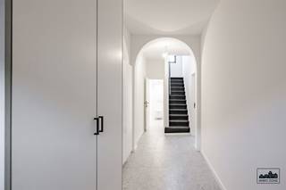 <p>Ontdek deze volledig en recent gerenoveerde woning in het charmante, landelijke Oudegem. Dankzij de gunstige ligging, vlakbij invalswegen en de nabijheid van openbaar vervoer geniet je hier van een ideale combinatie van comfort, bereikbaarheid en groen.</p><p>Bij het binnenkomen valt meteen de ruime, lichtrijke leefruimte op, waar grote ramen zorgen voor een open gevoel en een aangename connectie met de tuin. De moderne keuken, uitgerust met alle nodige voorzieningen, biedt rechtstreeks zicht op de ruime, zonnige tuin – een echte troef voor wie houdt van buitenleven, gezelligheid en privacy. In de keuken zit de deur die toegang biedt tot de kelder.</p><p>De woning beschikt over vier volwaardige slaapkamers, even praktisch als veelzijdig. Op de eerste verdieping bevinden zich twee mooie slaapkamers en een verfijnde, vernieuwde badkamer met zowel ligbad als inloopdouche. De tweede verdieping herbergt nog eens twee slaapkamers én een handige berging/ stockageruimte met alle voorzieningen, ideaal voor extra opbergruimte of het organiseren van een hobbyhoek.</p><p>Dankzij de recente renovatie is deze woning volledig instapklaar: met kwalitatieve materialen en een frisse uitstraling is dit een plek waar je meteen kan thuiskomen.</p><p>Een ideale instapklare gezinswoning op een gunstige locatie – een ideale kans.</p><p>Contacteer Nathan van Immo Zone op 0479.93.41.49.</p>