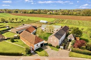 De geschiedenis van dit bijzonder boeiende eigendom gaat terug tot de 16e eeuw. Doorheen de eeuwen werden verschillende delen toegevoegd,...