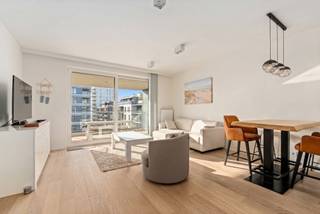 Op de prestigieuze Oosteroever bevindt zich deze stijlvol ingerichte en uitstekend onderhouden penthouse in residentie Victoria. Op wandelafstand van het strand, de zee, jachthaven, duinen en Fort Napoleon geniet je hier van een unieke woonbeleving aan de kust.

Dankzij de vele raampartijen geniet de penthouse van een overvloed aan natuurlijk daglicht. Vanuit de ruime leefruimte voorzien van een ruime maatkast heb je toegang tot het royale terras van maar liefst 24 m². De gunstige oriëntatie maakt dit de ideale plek om te genieten van de namiddag- en avondzon, met een prachtig uitzicht over het groene Ensor Park en richting de duinen.

De leefruimte sluit aan op de volledig uitgeruste open keuken met kwalitatieve toestellen. Verder beschikt de penthouse over een ruime slaapkamer met ingemaakte kasten in walnoothout, een badkamer met inloopdouche en dubbele lavabo, een afzonderlijk toilet en een praktische berging.

Het appartement is volledig instapklaar en afgewerkt met parket in de woonkamer en slaapkamer, een stijlvolle tegel in de overige ruimtes.

De residentie beschikt over een gemeenschappelijke fietsenberging. De aanwezige meubelen kunnen mee worden overgenomen.

Verkoop onder registratierechten (2% of 12%). Uitermate geschikt als tweede verblijf, vaste bewoning of investering.

Een unieke kans voor wie stijlvol en comfortabel wil wonen op een van de meest gegeerde locaties van Oostende. Contacteer Els via 0468 13 77 64 of els@keyimmo.be voor meer info of een bezoek.