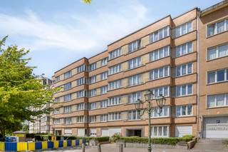 Ontdek dit prachtig gerenoveerde, instapklare appartement op de vijfde verdieping, met een adembenemend uitzicht over de Place de Bastogne. Een...