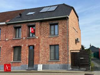 <p><strong>Energiezuinige en instapklare halfopen bebouwing op een gewilde locatie in Melsele.</strong></p><p>Op een bijzonder gunstige locatie in Melsele bevindt zich deze prachtige, landelijke halfopen bebouwing met een bewoonbare oppervlakte van ca. 217 m² op een perceel van ca. 387 m². De woning werd in 2015 zo grondig gerenoveerd dat het quasi om een nieuwbouwwoning gaat. De keuze voor kwaliteitsvolle materialen valt meteen op.</p><p>Dankzij de ligging in het “Gaverland” geniet u van een zeer aangename woonomgeving én een uitstekende bereikbaarheid. De nabijheid van de E17 en E34 maken Antwerpen vlot bereikbaar.</p><p>Bij het binnenkomen wordt u verwelkomd in een inkomhal met toegang tot het gastentoilet, de kelder en de woonkamer. De lichtrijke woonkamer vormt samen met de prachtige open keuken een aangename leefruimte waar gezelligheid met functionaliteit mooi samenkomen. Het grote raam met toegang tot de tuin, alsook het TV-meubel met gashaard maakt deze ruimte helemaal af. Verder vindt u op het gelijkvloers een praktische bureauruimte, berging/wasplaats met achteringang en tot slot de eerste badkamer met toilet, dubbele lavabo en stijlvolle inloopdouche.</p><p>De eerste verdieping telt drie volwaardige slaapkamers waarvan één met aanpalende dressing en twee kinderkamers. Hier vindt u eveneens een tweede badkamer met toilet, ligbad en een lavabomeubel. <br />De tweede verdieping -toegankelijk via een vaste trap- bestaat uit twee zolderkamers.</p><p>Ook buiten heeft deze eigendom heel wat te bieden. De leuke tuin, het mooi aangelegde terras en de gezellige loungehoek vormen samen een plek om in alle rust te genieten van het buitenleven. Vervolgens is er een vrijstaande (dubbele) garage van ca. 48 m² en een zijdelingse toegang.</p><p>Zelfs technisch scoort deze woning bijzonder goed. Zo beschikt ze onder meer over een uitstekende energieprestatie met A-label, vloerverwarming, 2 zonnepanelen met zonneboiler, airconditioning in de slaapkamers, een waterontharder en een conforme elektrische installatie. </p><p>De ramen op het gelijkvloers vooraan en de eerste verdieping rondom, zijn voorzien van rolluiken.</p><p>Bent u op zoek naar een karaktervolle, ruime en quasi nieuwbouwwoning waar comfort, energiezuinigheid en bereikbaarheid mooi samenkomen? Dan is deze prachtige halfopen bebouwing in Melsele absoluut een bezoek waard.</p><p>Plan meteen een bezoek in via de pandpagina op onze website!</p>