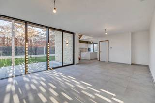 Voor meer info of een bezoek, bel 053 59 49 34 - In het landelijke en charmante <strong>Strijtem (Roosdaal)</strong> bevindt zich <strong>Woonerf Ten Broek</strong>, een kleinschalig en architecturaal <strong>nieuwbouwproject</strong> bestaande uit <strong>5 entiteiten</strong>: <strong>3 stijlvolle appartementen</strong> en <strong>2 hedendaagse woningen</strong>. Dit woonerf combineert rust, comfort en duurzaamheid in een kwalitatieve leefomgeving. Alle entiteiten werden afgewerkt met <strong>hoogwaardige en duurzame materialen</strong>, met oog voor detail en hedendaags wooncomfort. De appartementen zijn <strong>BEN-appartementen (Bijna-EnergieNeutraal)</strong> en worden verwarmd via een <strong>energiezuinige warmtepomp met vloerverwarming</strong>. Daarnaast zijn ze uitgerust met <strong>zonnepanelen</strong>, wat resulteert in een lage energiekost en een toekomstgerichte investering. Elke entiteit beschikt over een <strong>privatieve parkeerplaats</strong>, voorzien van een <strong>aansluiting voor een laadpaal</strong>, volledig afgestemd op de noden van vandaag en morgen. <strong>Woonerf Ten Broek</strong> staat voor duurzaam wonen in een aangename, dorpse omgeving met vlotte verbindingen naar omliggende gemeenten.