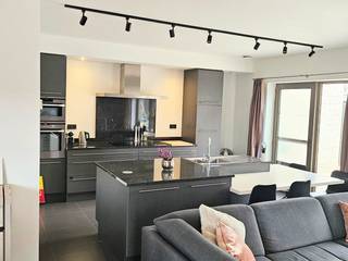 Te koop: Instapklare halfopen bebouwing (2010) met zuidgerichte tuin in Stekene<br /><br />Volledig instapklare, moderne gezinswoning (168 m² bewoonbaar) op een perceel van 440 m². Ideaal en centraal gelegen met een vlotte bereikbaarheid naar Sint-Niklaas, Hulst, Beveren, Antwerpen en Zelzate.<br /><br />Indeling:<br />Gelijkvloers: Inkomhal met ingemaakte kast en gastentoilet, ruime open leefruimte met keuken, en een inpandige garage (20 m²).<br /><br />Verdieping: 3 zeer ruime slaapkamers (16, 16 en 17 m²), praktische berging en een grote badkamer met inloopdouche, ligbad en tweede toilet.<br /><br />Zolder: Extra opslagruimte.<br /> <br />Belangrijkste troeven:<br /><br />Buitenleven: Grote, zuidgerichte tuin voorzien van een terras met pergola en wind-/zonneschermen.<br /><br />Parkeren: Garage én een ruime oprit met plaats voor 3 wagens naast elkaar.<br /><br />Klimaatcomfort: Vloerverwarming op het gelijkvloers en in de badkamer. Airconditioning in 2 slaapkamers.<br /><br />Staat: Bouwjaar 2010 en 100% instapklaar.<br />EPC: B waarde 117. <br />Elektriciteit comform.<br /><br />Zonder makelaar