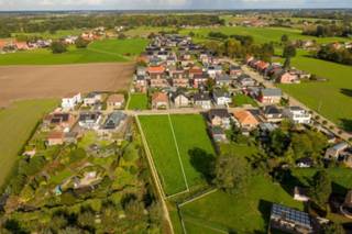 <p>Bouwgrond van 1.336 m² met zuidwestelijke oriëntatie in Sint-Lenaarts Brecht.</p><p>Op een aangename locatie in Sint-Lenaarts bevindt zich deze bouwgrond van 1.336 m², gelegen aan de E.Claeslaan 18, Sint-Lenaarts. Het perceel is momenteel verkavelt in 2 bouwgronden voor halfopen bebouwing, maar h<span>et bebouwen van de 2 kavels met één open bebouwing is principieel mogelijk mits een gemotiveerde afwijking van de verkavelingsvoorschriften wordt gevraagd bij de omgevingsvergunningsaanvraag voor de bouw van de woning. Aangezien de verkaveling ouder is dan 15 jaar is hier geen bijstelling van de verkaveling voor nodig.</span></p><p>De bouwgrond heeft een breedte van circa 25,84 meter, een diepte van circa 78 meter en geniet achteraan van een gunstige zuidwestelijke oriëntatie.</p><p>De grond is gelegen in woonuitbreidingsgebied.</p><p>Dankzij de mooie perceeldiepte en de zonnige oriëntatie biedt deze bouwgrond interessante mogelijkheden voor wie zijn eigen woning volledig naar wens wil realiseren.</p><p>Ook op het vlak van watergevoeligheid scoort het perceel gunstig: het is niet gelegen in een risicozone voor overstromingen en beschikt over een P-score A.</p><p>Bouwvoorschriften en verdere stedenbouwkundige informatie zijn beschikbaar op aanvraag.</p>