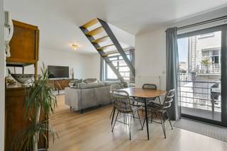 Wenst u een bezoek voor dit unieke pand? Dat kan ALLEEN door een afspraak te maken via de knop: “Bezoek plannen”. (24/7 beschikbaar zolang reserveringen niet volzet zijn) Het is niet mogelijk om telefonisch of via externe websites te reserveren.Modern duplexappartement met een bewoonbare oppervlakte van +/- 110m² te huur in het centrum van Merchtem, op wandelafstand van winkels, horeca en openbaar vervoer. Indeling:2de verdieping: inkom met gastentoilet, open en volledig uitgeruste keuken, leefruimte en terras. 3de verdieping: 2 slaapkamers (momenteel 1 slaapkamer en open ruimte) en badkamer met zowel bad, douche als wc.Zolder, te bereiken via valtrap. Karakteristieken:- In het centrum op wandelafstand van alle faciliteiten - Uitstekende EPC-waarde (B)- Geen lift in het gebouw- Gemeenschappelijke lasten: €60/maand- Huurovereenkomst van 9 jaar- Vrij vanaf: 01/01/2026