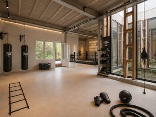 Wens jij inspiratie op te doen om jouw eigen bedrijf uit te baten? De combinatie van Paaldansen, Boxen, Fitness....het kan hier allemaal. Oppervlakte 494 m2. Dankzij de achterliggende tuin van 200 m2 kan je nog extra ruimte aanbieden om tot rust te komen. Bekijk alvast de eerste 7 foto's. Het pand bevindt zich op een uitstekende zichtlocatie, langs een van de drukst bezochte verkeersaders van Antwerpen, wat zorgt voor een visibiliteit en een constante stroom van passanten. Dankzij de casco staat heeft u de vrijheid om het volledig naar uw smaak in te richten en af te werken. Met voldoende ruimte en een centrale ligging is dit handelsgelijkvloers een gouden kans voor ambitieuze ondernemers die willen profiteren van een goed bereikbare locatie, zowel voor klanten als leveranciers. Reeds voorzien van dubbele beglazing, meters op eigen naam. Kelder vooraan het gebouw. Abricasa – Vastgoed voor generaties: Jouw vastgoedpartnerWil je jouw eigendom verkopen of zoek je een vastgoedmakelaar voor verhuur of beheer?Abricasa biedt persoonlijke begeleiding bij al uw vastgoedvragen, van begin tot eind. Leer ons kennen!