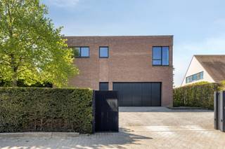 Deze zuidwest gerichte architecturale villa in Ooike werd slechts 13 jaar geleden gebouwd, met een uitzonderlijke aandacht voor detail en...