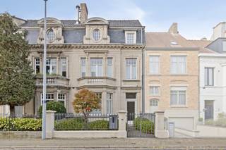 Welkom in de Keizer Karelstraat 59, een adres dat synoniem staat voor rustig en stijlvol wonen in de meest gegeerde wijk van Brugge, Christus-Koning. Achter deze karaktervolle gevel schuilt een uitzonderlijk pareltje dat recent een totale en uiterst hoogwaardige renovatie onderging en nu te huur wordt aangeboden.Deze prachtige herenwoning werd ontworpen met een duidelijk oog voor detail, licht en luxe, en zoekt nu haar eerste bewoners na renovatie. De leefruimtes vloeien naadloos in elkaar over en bieden een perfect evenwicht tussen comfort en esthetiek.De eigendom beschikt over maar liefst vier volwaardige slaapkamers, wat ruimte biedt voor een groot gezin. De twee badkamers zijn een toonbeeld van verfijning, uitgerust met de meest hoogwaardige materialen en sanitair.Een van de grote troeven is de aangename buitenruimte, een zeldzaamheid in de stad, waar u in alle privacy kunt genieten van de zon en de rust.Deze woning is een kans voor wie op zoek is naar instapklare luxe op een toplocatie. Er valt nog zoveel meer te ontdekken. Wij nodigen u graag uit om de unieke sfeer van dit pareltje zelf te komen ervaren tijdens een bezoek.Indeling:Ruime Keldergelijkvloers: Inkomhal - eerste leefruimte - keuken, apart toilet, tweede leefruimte, koer, terras en tuin1°V.: slaapkamer 1 - slaapkamer 2 - Badkamer met toilet en ligbad2°V.: Slaapkamer 3 - Slaapkamer 4 - toilet - badkamer met douche3°V.: Zolder met aansluiting voor wasmachine en droogkastDe snelste manier om een bezoek te brengen aan dit appartement? Vraag je bezoek aan via de roze knop op onze website (www.dewaele.com) en je wordt gecontacteerd door onze verhuurexpert Simon.Telefonisch kunnen er geen afspraken gemaakt worden. Bij andere vragen kun je ons telefonisch contacteren via 050 444 999.