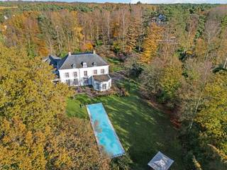 Belle villa entièrement rénovée Vlassak Verhulst avec piscine, espace bien-être et orangerie sur environ 6 629 m² à 's-GravenwezelAu cœur du Hof ter...