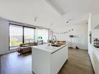 Op een uitstekende ligging in Sint-Andries, vlak bij het centrum van Brugge en met een vlotte verbinding naar de Expresweg en de E40, bevindt zich dit instapklare nieuwbouwappartement. Dankzij de doordachte indeling, de moderne afwerking en de aangename lichtinval biedt dit appartement alle comfort voor wie op zoek is naar een kwalitatieve woonst.<br /><br />Bij het binnenkomen kom je terecht in de inkomhal die toegang geeft tot de lichtrijke leefruimte. De open keuken sluit naadloos aan op de woonkamer en is uitgerust met een oven, koelkast en vaatwasser. Via de leefruimte bereik je het zonnige, zuidwestgerichte terras, waar je in alle rust kunt genieten van de namiddag- en avondzon.<br /><br />Verder beschikt het appartement over twee volwaardige slaapkamers, een moderne badkamer met dubbele lavabo en douchecabine en twee praktische bergruimtes die extra opbergruimte bieden. Een ondergrondse autostaanplaats is inbegrepen in de huurprijs, wat het wooncomfort compleet maakt.<br /><br />Algemeen: <br />- Huurprijs: € 975/maand (inclusief autostaanplaats)<br />- Provisie gemeenschappelijke kosten: € 75/maand<br />- Beschikbaar vanaf: 1 september 2026<br /><br />De snelste manier om een bezoek te brengen aan deze woning? Vraag je bezoek aan via de roze knop op onze website (www.dewaele.com) en je wordt gecontacteerd door onze verhuurexpert. <br />Telefonisch kunnen er geen afspraken gemaakt worden. Bij andere vragen kun je ons telefonisch contacteren via 050 444 999.