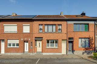 <p>Ontdek deze huiselijke woning met ruimte én potentieel op een rustige locatie vlak bij het centrum van Kruibeke. De ruime tuin, aangename leefruimtes, volwaardige slaapkamers en praktische zij-ingang maken van deze woning een uitstekende opportuniteit voor wie comfortabel wil wonen en tegelijk ruimte zoekt om nog verder te personaliseren.</p>
<p><span>Gelijkvloers</span><br />Inkomhal (7m²) met toegang naar de droge kelder (7m²). Ruime en lichte leefruimte (30m²) met zicht op de tuin. Aansluitend hebben we de ingerichte keuken (6.5m²). Badkamer (7m²) met ligbad, wastafel, toilet en aansluiting wasmachine. Via de tuin bereiken we nog extra berging (10m²).</p>
<p><span>1<sup>e</sup> Verdieping</span><br />Drie slaapkamers en een vaste trap naar de zolder. (14-14-5m²).</p>
<p><span>2<sup>e</sup> Verdieping</span><br />Deze ruimte is ideaal om een extra slaapkamer en technische ruimte bij te creëren. (24m²).</p>
<p><span>Extra</span><br />De gevels werden opnieuw gevoegd in 2005. Het dak werd vernieuwd in 2004. De condensatieketel werd vernieuwd in 2011. Rolluiken zijn gedeeltelijk aanwezig, op het verdiep elektrisch. Door nieuwe ramen en dakisolatie te plaatsen kan je de huidige energiewaarde verbeteren.</p>