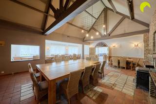<p><span>In landbouwgebied van de gemeente Emblem bieden wij u deze charmante hoeve (361m²) met landbouwgrond (5.000m²) aan. De woning werd gebouwd in 1941 en bevindt zich op een perceel dat Zuid gericht is. Dit pand is ideaal voor landbouwers die er hun landbouwactiviteiten willen uitoefenen. De hoeve kan niet uitgebaat worden als horeca. </span></p><p><span> </span></p><p><span>Indeling: </span></p><p><span>Via de inkomhal met aparte sanitaire voorziening en vestiaire betreedt u de ruime en lichtrijke hoeve. De karaktervolle hoeve werkt met een onderhoudsvriendelijke tegelvloer en beschikt over een tweedelige flexibele ruimte.</span></p><p><span>Vanuit het eerste gedeelte met toog heeft u directe toegang via een dubbele houten deur tot aan het tweede gedeelte. De prachtige open ruimtes bevatten grote raampartijen die de landelijke omgeving naar binnen begeleiden. De authentieke elementen zoals de balkenstructuur zorgen voor een aangenaam en rustgevend gevoel.</span></p><p><span> </span></p><p><span>Achter de toog bevindt zich een keuken met koelinstallatie en keukentoestellen.</span></p><p><span> </span></p><p><span>Graag som ik voor u nog even de troeven op van deze hoeve in Emblem: </span></p><ul><li><span>Zeer rustig gelegen in landbouwgebied</span></li><li><span>Alles gelijkvloers </span></li><li><span>Langs alle kanten omgeven door groen</span></li><li><span>Charmante architectuur</span></li></ul><p><span> </span></p><p><span>Nuttige informatie: </span></p><ul><li><span>EPC NR: label F</span></li><li><span>G-score: A en P-score: D</span></li></ul><p><span> </span></p><p><span>Voor een bezoek ter plaatse kan u ons contacteren op het nummer 03 449 42 41 of mail ons via <span>hallo@habicom.be</span></span></p><p><span>Benieuwd naar de waarde van jouw woning?  Check het gratis op <span>www.watismijnhuiswaard.be</span></span><span> </span></p><p><span> </span></p>