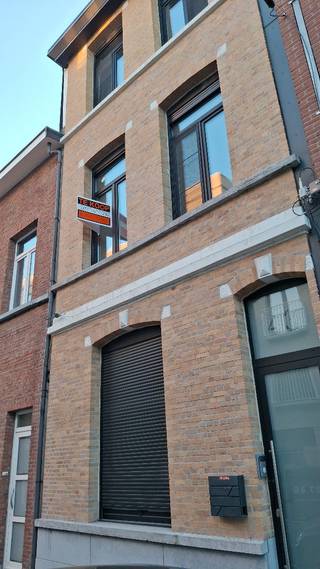 Maasstraat 43 - 2000 Antwerpen<br />-Stijlvol en energiezuinig herenhuis met ruime tuin en mogelijkheid tot vier slaapkamers, rustig gelegen aan de Dam op wandelafstand van Park Spoor Noord.<br />De woning verwelkomt u met een inkomhal met hoge plafonds en gastentoilet. De lichtrijke leefruimte met keramisch parket en elektrische rolluiken sluit aan op de volledig ingerichte open keuken met kwalitatieve Whirlpool-toestellen. Achter het kookfornuis is bovendien een gasaansluiting voorzien, waardoor de huidige keramische kookplaat eenvoudig vervangen kan worden door een gasfornuis. Houten werkblad met keramische look en charmante retro vloertegels. Via de keuken bereikt u de zonnige tuin van ca. 50 m² met terras.<br />Op de mezzanine bevindt zich de badkamer met dubbele lavabo, ligbad, Italiaanse inloopdouche en toilet, evenals een praktische wasruimte.<br />De eerste verdieping biedt een ruime slaapkamer van ca. 34 m² met toegang tot een tweede terras. Dankzij de twee toegangsdeuren kan deze kamer eenvoudig opgesplitst worden in twee kamers, waardoor een vierde slaapkamer mogelijk is.<br />Op de tweede verdieping bevinden zich nog twee ruime slaapkamers, allen afgewerkt met een mooie parketvloer. Verder beschikt de woning over een droge kelder van ca. 40 m². De uitstekende EPC-score, mede dankzij driedubbele beglazing, en de toekomstige ontwikkelingen rond de Oosterweelverbinding vormen extra troeven.