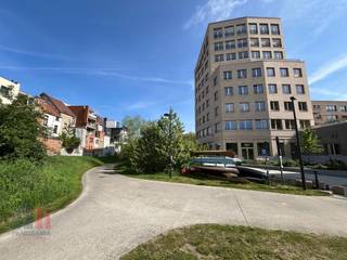 Dit nieuwbouwproject '<strong>Keizerpoort</strong>' te Ledeberg is gelegen op een uitmuntende locatie, langsheen de stadsring en heeft bij gevolg een zeer vlotte verbinding naar de R4, E40 en de E17. <br /><br />Deze '<strong>open space'</strong> kantoren met een totale oppervlakte van 257 m² bevinden zich op de vierde verdieping en is opgevat als een open ruimte met veel natuurlijke lichtinval dankzij de grote raampartijen. Deze bieden uitzicht op de <strong>groene zone</strong> naast het gebouw, wat zorgt voor een aangename werkomgeving. Bij de kantoren horen 9 ondergrondse <strong>parkeerplaatsen</strong>, elk voorzien van een laadpunt voor elektrische voertuigen. Aanwezigheid van fietsenstalling.<br /><br />Bent u op zoek naar kantoren te Gent? Contacteer <strong>PANORAMA B2B GENT KANTOREN </strong>voor meer informatie, gedetailleerde informatie of een vrijblijvend plaatsbezoek op het nummer <strong>0477 44 39 30</strong>.