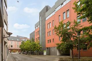 Ondergrondse autostaanplaats met laadpaal in residentie 'T Rood Huys te Leuven.Deze autostaanplaats is zeer centraal gelegen vlak bij de Oude...