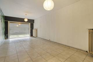 Te renoveren opbrengsteigendom bestaande uit drie ruime appartementen, elk met twee royale slaapkamers en een aangename buitenruimte. De appartementen bieden een comfortabele indeling en vormen, dankzij hun ruime oppervlaktes en buitenmogelijkheden, een aantrekkelijke investering voor zowel eigen gebruik als verhuur.<br /><br />Naast de drie appartementen beschikt het gebouw over een gelijkvloerse garagebox, met bovendien de mogelijkheid om voertuigen voor het gebouw te parkeren.<br /><br />Ook op energetisch vlak biedt het pand interessante troeven. Het gelijkvloers beschikt over een gunstig EPC-label C, terwijl de appartementen op de eerste en tweede verdieping elk een zeer gunstig EPC-label B hebben.<br /><br />Indeling van het pand (298 m²)<br /><br />Gelijkvloers appartement (82 m²):<br />- Royale woonkamer<br />- Praktische keuken<br />- 2 ruime slaapkamers<br />- Aansluitende ruime badkamer<br />- Royale, groene tuin<br /><br />Appartement 1e verdieping (108 m²):<br />- Nachthal<br />- Royale woonkamer<br />- Praktische keuken met mooi uitzicht en aansluitend terras<br />- Badkamer<br />- 2 ruime slaapkamers<br />- Tweede terras met uitzicht op de tuin<br /><br />Appartement 2e verdieping (108 m²)<br />- Nachthal<br />- Royale woonkamer<br />- Praktische keuken met mooi uitzicht en aansluitend terras<br />- Badkamer<br />- 2 ruime slaapkamers<br />- Tweede terras met uitzicht op de tuin<br /><br />Extra troef: een ruime garagebox op het gelijkvloers, die zorgt voor extra comfort, luxe en parkeergelegenheid.<br /><br />Wenst u deze opbrengsteigendom graag te bezichtigen? Doe een aanvraag via www.dewaele.com of contacteer Simon Van Canneyt 0472 18 70 08.<br /><br />EPC: 205 kWh/m² / UC: 20260302-0002702593-RES-4<br />EPC: 118 kWh/m² / UC: 20221023-0002702597-RES-1<br />EPC: 156 kWh/m² / UC: 20221023-0002702604-RES-1<br /><br />Bestuursmaatregelen in het maatregelenregister: nee