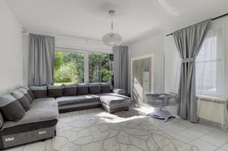 <p>immo DAVID stelt voor: ruime viergevelwoning met vier slaapkamers, tuin en garage in Zellik.</p>
<p>Via de inkomhal komt u in de ruime en lichtrijke woonkamer van 35 m², die aansluit op de keuken. Vanuit de keuken heeft u toegang tot een praktische wasplaats, die tevens kan worden gebruikt als bergruimte. Via de wasplaats bereikt u rechtstreeks de inpandige garage, wat zorgt voor extra comfort en praktische opbergruimte. Voor de inpandige garage bevindt zich nog een buitenstaanplaats. Op het gelijkvloers bevindt zich eveneens een apart gastentoilet. Op de eerste verdieping bevinden zich vier slaapkamers van respectievelijk 12 m², 11 m² , 12 m² en 11 m². Daarnaast beschikt deze verdieping over een badkamer en een apart toilet. De woning beschikt bovendien over een ruime zolder, die ideaal kan worden aangewend als extra bergruimte. Een absolute troef van deze woning is de grote, aangelegde en zuidwestgerichte tuin met terras. Ook de ligging is bijzonder interessant. De woning bevindt zich op slechts 1 km van de autosnelweg, 550 m van het station van Zellik en op 500 m van winkels en scholen. Het UZ Brussel bevindt zich op 3500 m en de fietssnelweg op 100 m van deze woning. Hierdoor geniet u van een vlotte bereikbaarheid. Bent u op zoek naar een ruime woning met vier slaapkamers, garage, zolder en een mooie tuin op een gunstige locatie? Maak vandaag nog uw afspraak en ontdek deze woning zelf. Misschien wordt u wel de nieuwe huurder!</p>