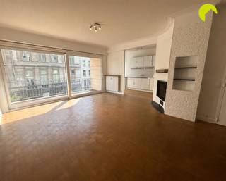 <p><span>Dans le quartier convivial de Harmoniewijk, à 2018 Anvers, nous trouvons cet appartement spacieux de 127 m², récemment rafraîchi, avec une terrasse ensoleillée et une place de parking.</span></p><p><span>Par lescalier ou lascenseur, nous accédons au 2e étage de limmeuble. Nous entrons dans un hall spacieux avec parquet en damier et placard vestiaire intégré. Par les grandes portes vitrées, nous accédons au beau séjour lumineux de 45 m², également doté dun parquet en damier. La nouvelle baie vitrée coulissante donne accès à une agréable terrasse où vous pourrez profiter pleinement du soleil grâce à son orientation plein sud.</span></p><p><span>Le séjour est directement attenant à la cuisine ouverte, qui a été en grande partie rénovée avec un nouveau sol, une nouvelle fenêtre ainsi quune nouvelle plaque à induction avec hotte aspirante intégrée. La cuisine dispose également dun lave-vaisselle, dun double évier et dun grand réfrigérateur neuf.</span></p><p><span>De retour dans le hall, nous nous dirigeons vers larrière de limmeuble. On y trouve 2 à 3 chambres. La chambre de gauche fait 12 m² (environ 3 x 4 m). Dans la chambre du milieu, également de 12 m², se trouve le raccordement pour la machine à laver. Cette pièce peut donc servir de buanderie/débarras, mais peut également être aménagée en bureau ou en chambre damis.</span></p><p><span>La chambre principale fait 18 m² et dispose dun dressing attenant avec placards intégrés. Lappartement comprend également une salle de bains spacieuse avec double lavabo et baignoire équipée dune barre de douche. Les toilettes sont séparées.</span></p><p><span>Toutes les chambres ont bénéficié dun nouveau revêtement de sol et de nouvelles fenêtres avec vitrage HR. Lensemble de lappartement a été soigneusement repeint en blanc. Dans le hall de nuit, pas moins de 3 placards intégrés offrent encore un espace de rangement supplémentaire.</span></p><p><span>Au sous-sol se trouvent une cave privative ainsi quun local à vélos commun. Les conteneurs à déchets ménagers sy trouvent également.</span></p><p><span>Enfin, une place de parking située à larrière de limmeuble est comprise dans le loyer.</span></p><p><span>En résumé, un appartement impeccable, prêt à emménager, situé dans un quartier agréable !</span></p><h3><span>Informations utiles :</span></h3><ul><li><span>Charges mensuelles : 250 (provision pour le chauffage, leau chaude et froide, lascenseur, le syndic, le concierge, le nettoyage des parties communes, la gestion des déchets ménagers et léclairage des parties communes)</span></li><li><span>Garantie locative : 3 mois</span></li><li><span>État des lieux : 225 (frais uniques)</span></li><li><span>Disponibilité : immédiatement</span></li><li><span>PEB : 115 kWh/m² (B)</span></li></ul><p><span>Réservez dès maintenant votre visite EN LIGNE. Rendez-vous sur le bien concerné sur notre site www.habicom.be et cliquez sur le bouton rose « PLANIFIER UNE VISITE ».</span></p><p><span>Choisissez le moment qui vous convient le mieux, complétez les coordonnées demandées et cliquez ensuite sur envoyer pour confirmer.</span></p><p><span>Curieux de connaître la valeur de votre habitation ? Découvrez-la gratuitement sur www.watismijnhuiswaard.be.</span></p>